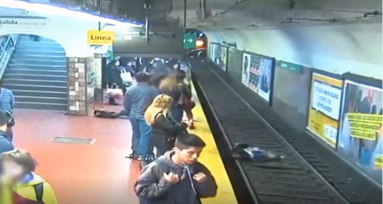 (VIDEO) Hombre sufre desmayo y empuja a mujer que cae en las vías del Metro
