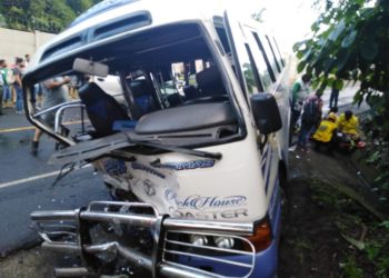 Varios lesionados deja un choque entre un microbús de la ruta 21 y un vehículo particular