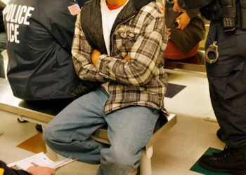 Migrante guatemalteco con herida de bala en la cabeza fue atendido con ibuprofeno por un médico de ICE