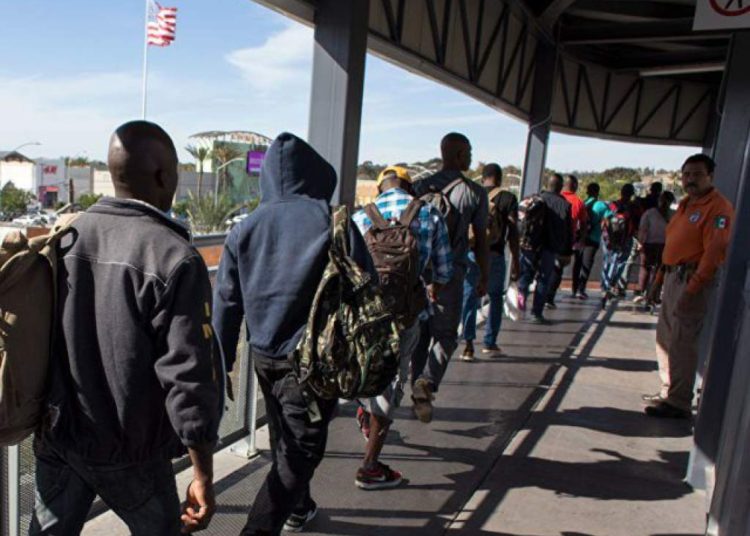 Migrantes centroamericanos que han solicitado asilo en EE.UU. son enviados a Hawái