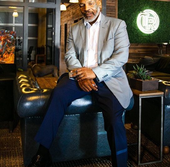 (VIDEO) Mike Tyson sigue temible y veloz a los 53 años