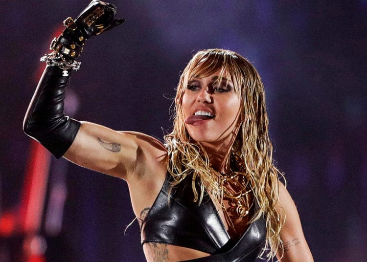 Miley Cyrus llegó a pensar que era gay porque todos los hombres le parecían malos