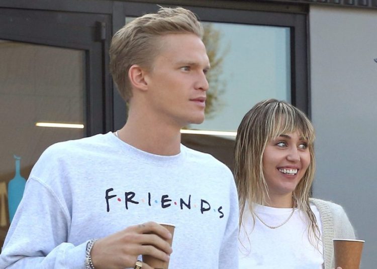 La atrevida foto donde Miley Cyrus toca zona íntima de Cody