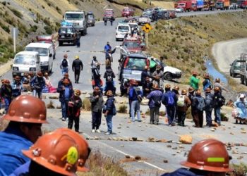 Seguidores de Evo Morales bloquean carreteras y amenazan con dinamita a quienes intenten cruzarlo