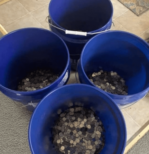 En venganza, mujer paga 7 mil 500 dólares en monedas a ex por divorcio