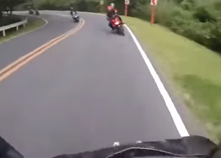 (VIDEO) Impactante accidente entre dos motociclistas en carretera de Filipinas