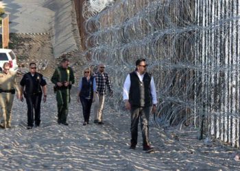 El presidente de EE.UU Donald Trump propuso disparar a las piernas de los migrantes