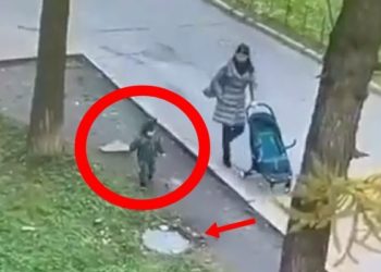 (VIDEO) Niño cae dentro de una alcantarilla mientras caminaba, su madre corre a su rescate
