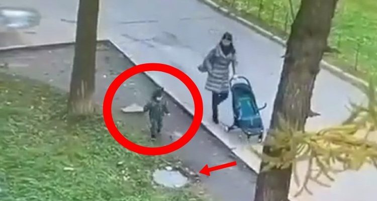 (VIDEO) Niño cae dentro de una alcantarilla mientras caminaba, su madre corre a su rescate