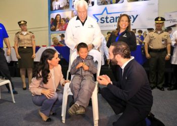 Presidente Bukele y primera dama entregan más de mil aparatos auditivos