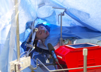 Una mujer estuvo despierta durante la cirugía de cerebro a la que fue sometida y transmitida en Facebook