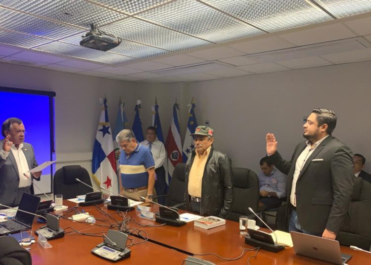 Comisión Especial suspendió sesión luego que Osiris Luna presentara videos de 2012 como pruebas de que partidos están vinculados con pandillas