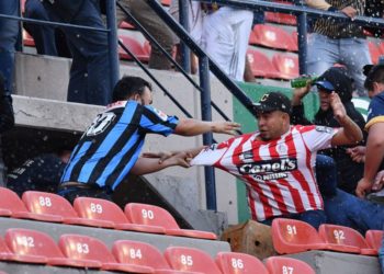 (VIDEO) Suspenden partido entre Atlético San Luis y Querétaro por una pelea entre barras en México