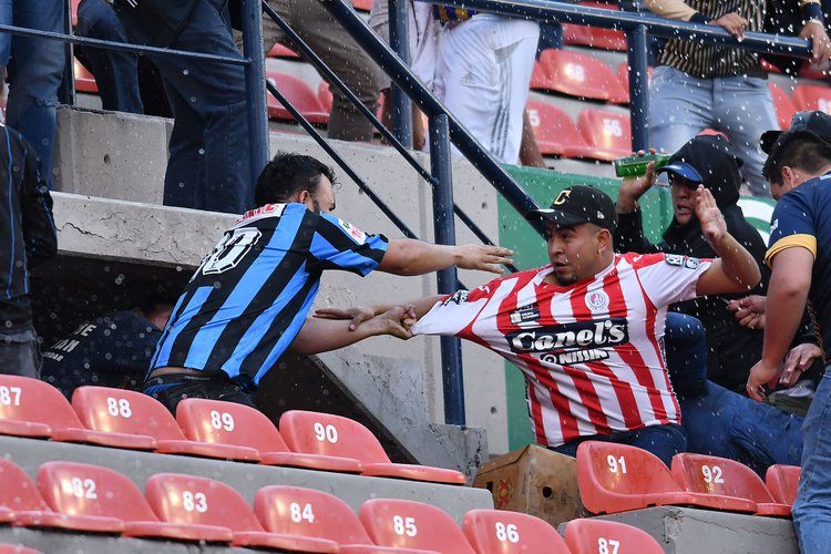 (VIDEO) Suspenden partido entre Atlético San Luis y Querétaro por una pelea entre barras en México