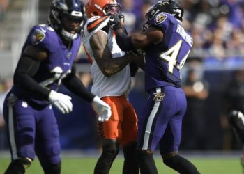 (VIDEO) Un jugador de la NFL intentó “estrangular” a un rival en medio del partido