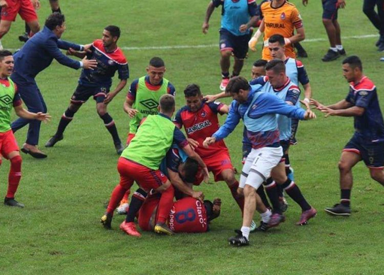 (VIDEO) Batalla campal en fútbol guatemalteco entre Municipal y Xelajú