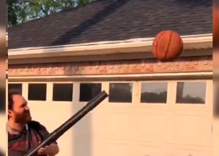 (VIDEO) Hombre encesta balón en canasta con ayuda de un compresor de aire