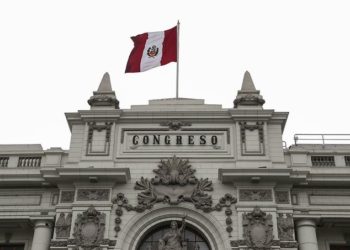 Policía peruana impide el ingreso de parlamentarios al Congreso
