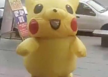 (VIDEO) ‘Pikachu’ baila en apoyo a las protestas en Chile
