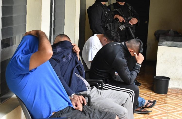 FGR acusa formalmente a 14 policías por sicariato