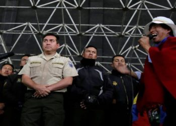 Ocho policías son rehenes de manifestantes indígenas que amenazan aplicar la “justicia ancestral” en Ecuador