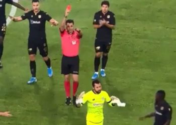 (VIDEO) El increíble error de un arquero le cuesta la expulsión a los 13 segundos