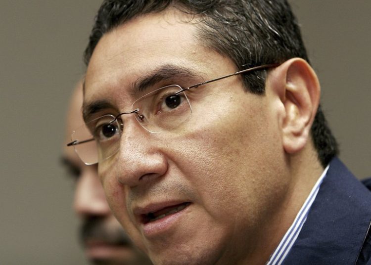 Capturan a exministro René Figueroa por presunto lavado de dinero