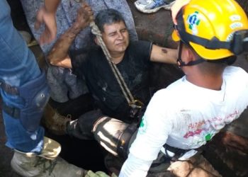 Rescatan a hombre que cayó en una fosa séptica en cantón Lourdes