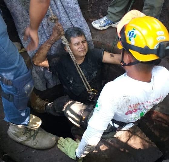 Rescatan a hombre que cayó en una fosa séptica en cantón Lourdes