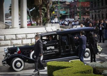 Con música y alfombra roja, inicia homenaje de José José en el Palacio Bellas Artes en México