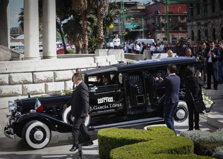 Con música y alfombra roja, inicia homenaje de José José en el Palacio Bellas Artes en México