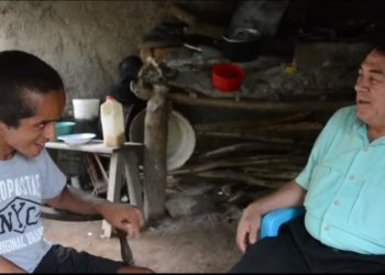 Diputado Carballo atiende llamado de joven con hidrocefalia y le dona silla de ruedas