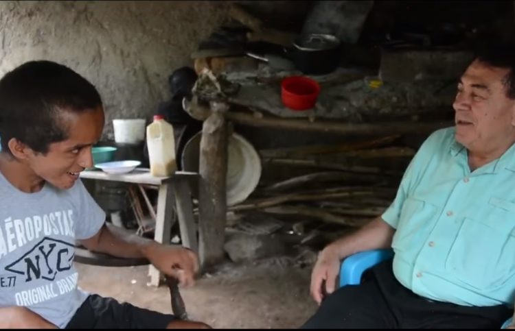 Diputado Carballo atiende llamado de joven con hidrocefalia y le dona silla de ruedas