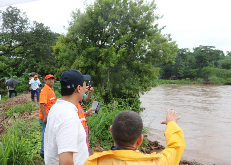 Miguel Pereira inspecciona reservorios del volcán Chaparrastique