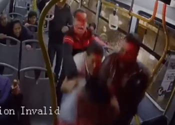 (Video) Pasajero desarma a ladrones y les dispara durante asalto a autobús