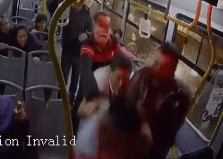 (Video) Pasajero desarma a ladrones y les dispara durante asalto a autobús
