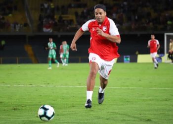(VIDEO) Ronaldinho aún tiene magia con increible pase a gol en su juego de despedida en Colombia