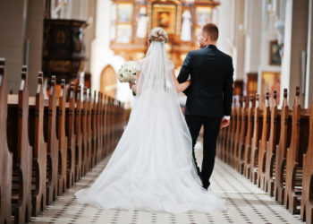 Sacerdote se equivoca de pareja y casa a los padrinos de boda en Inglaterra