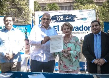 AES y alcaldía de Santa Ana firman contrato de suministro de iluminación pública inteligente