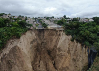 Alerta roja en la residencial Santa Lucía debido a erosión de la cárcava por constantes lluvias