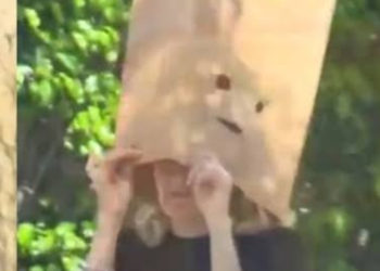 (VIDEO) Captan a la viuda de José José con una bolsa de papel en la cabeza