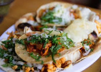 (VIDEO) Hombre rompe récord al comer 82 tacos en tan solo 8 minutos