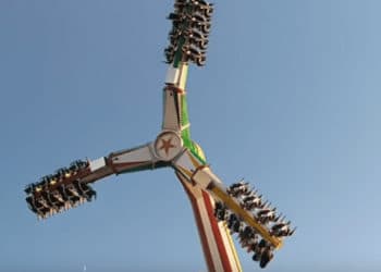 (VIDEO) Falla juego mecánico y deja a varias personas atrapadas a 21 metros de altura