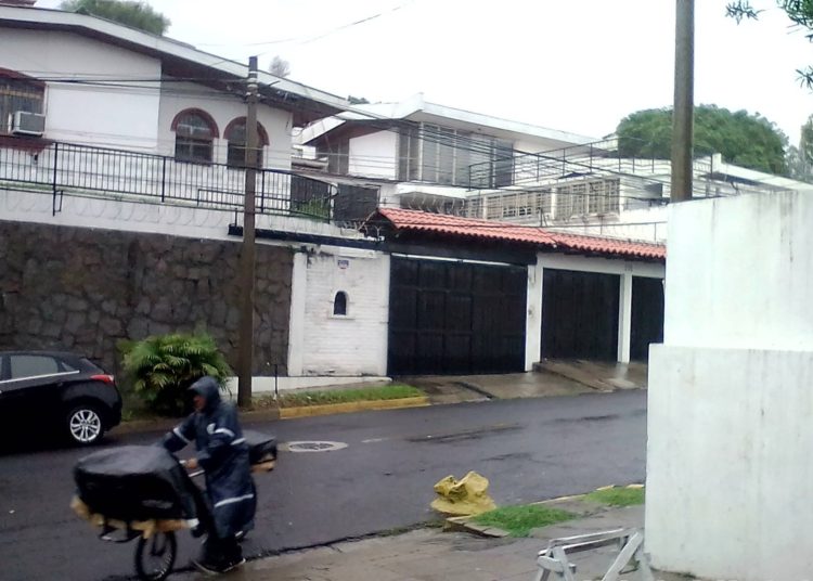 Lluvias atemporaladas de moderas a fuertes continuarán este martes