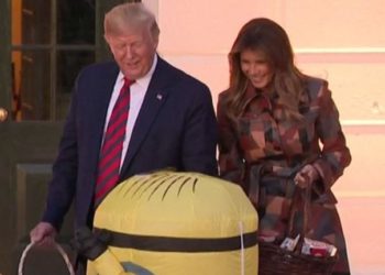 (VIDEO) El fallo de Donald Trump al darle dulces por Halloween a un “Minion” en la Casa Blanca