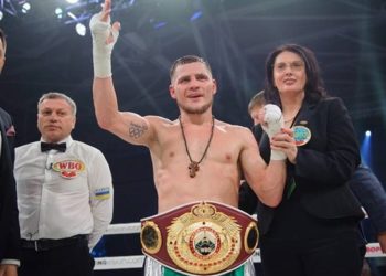 (VIDEO) Como Hannibal Lecter, encadenado y enjaulado, ingresó boxeador ucraniano al ring