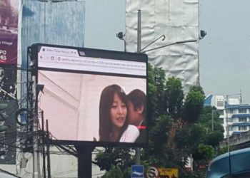 Transmiten pornografía en valla publicitaria en México