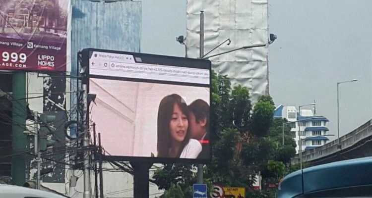 Transmiten pornografía en valla publicitaria en México