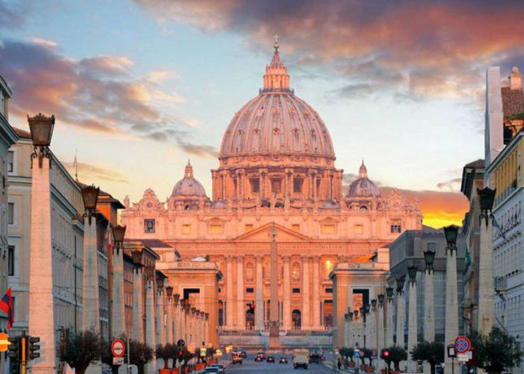 Suspenden a cinco funcionarios del Vaticano por irregularidad financiera
