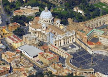 El Vaticano negó que esté en quiebra pero admitió la necesidad de “una revisión de gastos”